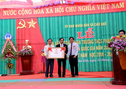 Lễ đón bằng công nhận Trường THCS Phan Bội Châu đạt chuẩn quốc gia
