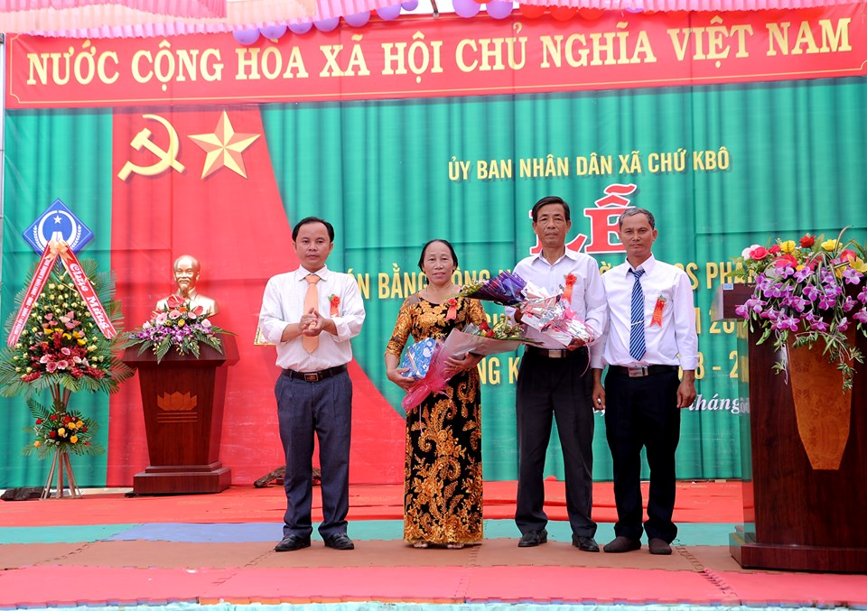 Lễ đón bằng công nhận Trường THCS Phan Bội Châu đạt chuẩn quốc gia
