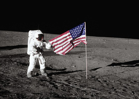 Cờ vẫn đứng trên mặt trăng sau 40 năm